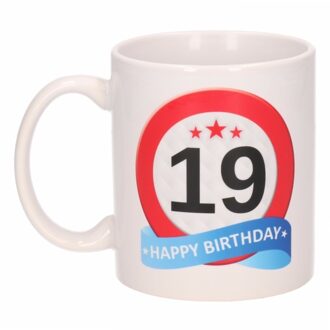 Bellatio Decorations 19 jaar Verjaardag koffiemok - cadeau beker - stopbord print - 300 ml - keramiek - wit Rood