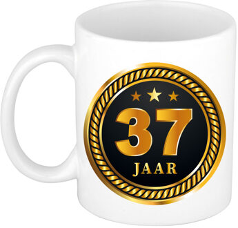 Bellatio Decorations 37 jaar cadeau mok / beker medaille goud zwart voor verjaardag/ jubileum - feest mokken Multikleur