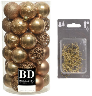 Bellatio Decorations 37x stuks kunststof kerstballen camel bruin 6 cm inclusief gouden kerstboomhaakjes