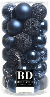 Bellatio Decorations 37x stuks kunststof kerstballen donkerblauw 6 cm inclusief kerstbalhaakjes