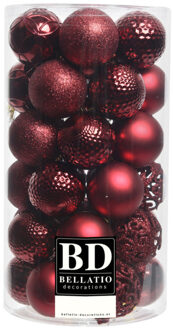 Bellatio Decorations 37x stuks kunststof kerstballen donkerrood 6 cm inclusief kerstbalhaakjes
