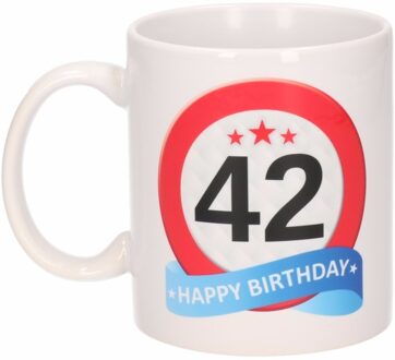 Bellatio Decorations 42 jaar Verjaardag koffiemok - cadeau beker - stopbord print - 300 ml - keramiek - wit