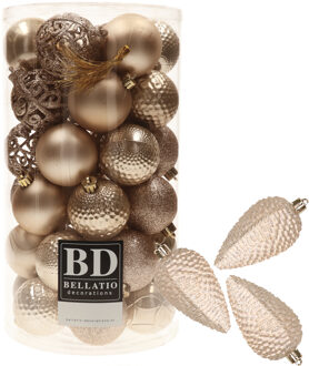 Bellatio Decorations 43x stuks kunststof kerstballen en dennenappel ornamenten champagne - Kerstbal Champagnekleurig