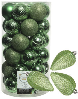 Bellatio Decorations 43x stuks kunststof kerstballen en dennenappel ornamenten groen