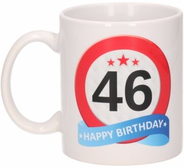 Bellatio Decorations 46 jaar Verjaardag koffiemok - cadeau beker - stopbord print - 300 ml - keramiek - wit