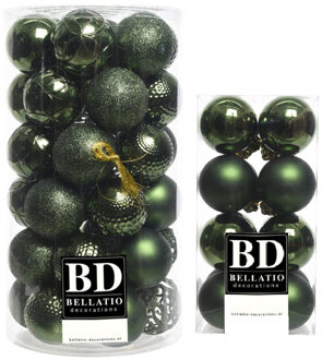 Bellatio Decorations 53x stuks kunststof kerstballen donkergroen 4 en 6 cm