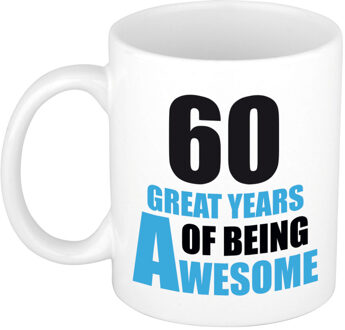 Bellatio Decorations 60 great years of being awesome cadeau mok / beker wit en blauw - verjaardagscadeau 60 jaar - feest mokken