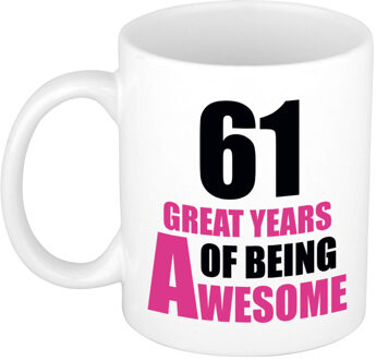 Bellatio Decorations 61 great years of being awesome cadeau mok / beker wit en roze