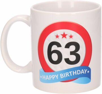 Bellatio Decorations 63 jaar Verjaardag koffiemok - cadeau beker - stopbord print - 300 ml - keramiek - wit