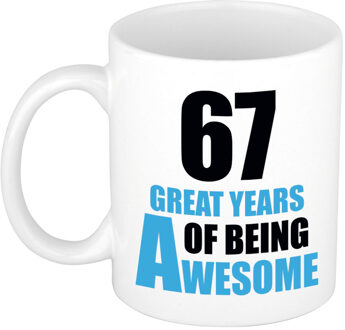 Bellatio Decorations 67 great years of being awesome cadeau mok / beker wit en blauw - verjaardagscadeau 67 jaar - feest mokken