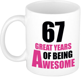 Bellatio Decorations 67 great years of being awesome cadeau mok / beker wit en roze