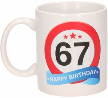 Bellatio Decorations 67 jaar Verjaardag koffiemok - cadeau beker - stopbord print - 300 ml - keramiek - wit