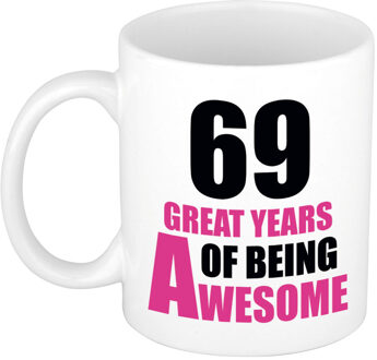 Bellatio Decorations 69 great years of being awesome cadeau mok / beker wit en roze - verjaardagscadeau 69 jaar - feest mokken