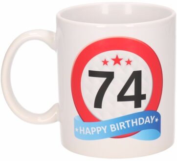 Bellatio Decorations 74 jaar Verjaardag koffiemok - cadeau beker - stopbord print - 300 ml - keramiek - wit
