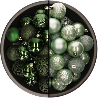 Bellatio Decorations 74x stuks kunststof kerstballen mix donkergroen en mintgroen 6 cm - Kerstbal