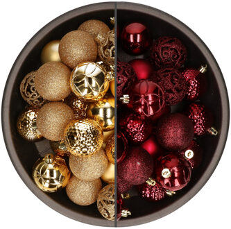Bellatio Decorations 74x stuks kunststof kerstballen mix donkerrood en goud 6 cm