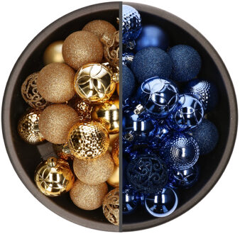 Bellatio Decorations 74x stuks kunststof kerstballen mix van goud en kobalt blauw 6 cm - Kerstbal Goudkleurig