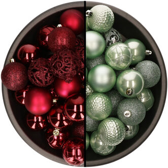 Bellatio Decorations 74x stuks kunststof kerstballen mix van mintgroen en donkerrood 6 cm - Kerstbal