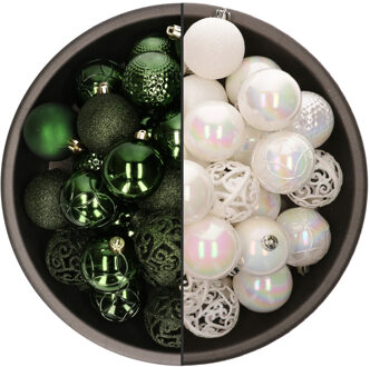 Bellatio Decorations 74x stuks kunststof kerstballen mix van parelmoer wit en donkergroen 6 cm - Kerstbal