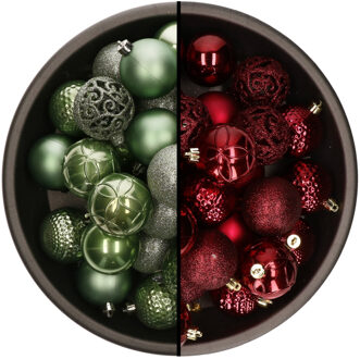 Bellatio Decorations 74x stuks kunststof kerstballen mix van salie groen en donkerrood 6 cm - Kerstbal