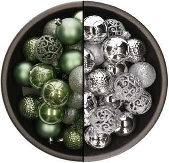 Bellatio Decorations 74x stuks kunststof kerstballen mix van salie groen en zilver 6 cm
