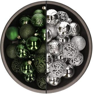 Bellatio Decorations 74x stuks kunststof kerstballen mix van zilver en donkergroen 6 cm - Kerstbal
