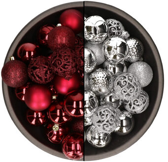 Bellatio Decorations 74x stuks kunststof kerstballen mix van zilver en donkerrood 6 cm - Kerstbal