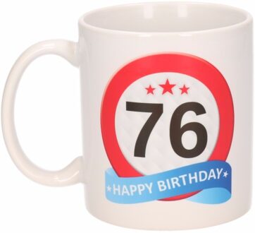 Bellatio Decorations 76 jaar Verjaardag koffiemok - cadeau beker - stopbord print - 300 ml - keramiek - wit