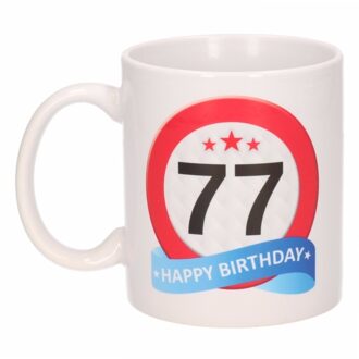 Bellatio Decorations 77 jaar Verjaardag koffiemok - cadeau beker - stopbord print - 300 ml - keramiek - wit