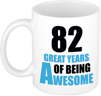 Bellatio Decorations 82 great years of being awesome cadeau mok / beker wit en blauw - verjaardagscadeau 82 jaar - feest mokken