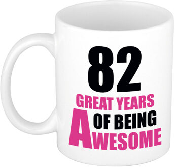 Bellatio Decorations 82 great years of being awesome cadeau mok / beker wit en roze - verjaardagscadeau 82 jaar - feest mokken