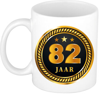 Bellatio Decorations 82 jaar thema koffiemok Medaille - jubileum - verjaardag - zwart met goud - Cadeau beker