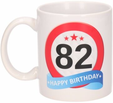 Bellatio Decorations 82 jaar Verjaardag koffiemok - cadeau beker - stopbord print - 300 ml - keramiek - wit