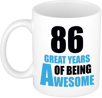 Bellatio Decorations 86 great years of being awesome cadeau mok / beker wit en blauw - verjaardagscadeau 86 jaar - feest mokken