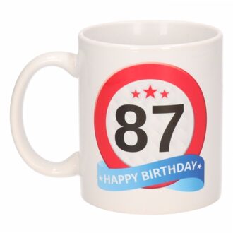 Bellatio Decorations 87 jaar Verjaardag koffiemok - cadeau beker - stopbord print - 300 ml - keramiek - wit