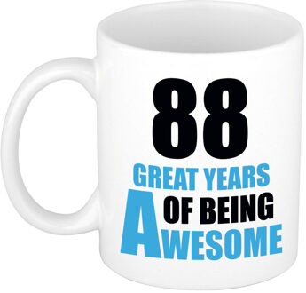 Bellatio Decorations 88 great years of being awesome cadeau mok / beker wit en blauw - verjaardagscadeau 88 jaar - feest mokken