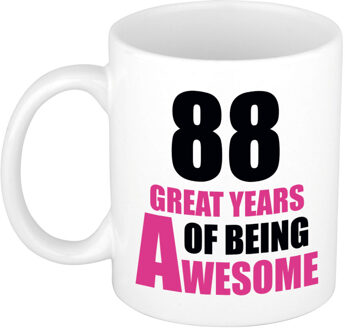 Bellatio Decorations 88 great years of being awesome cadeau mok / beker wit en roze - verjaardagscadeau 88 jaar - feest mokken