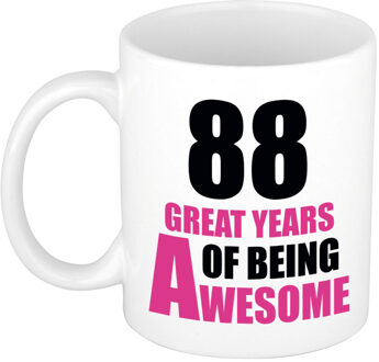 Bellatio Decorations 88 great years of being awesome cadeau mok / beker wit en roze