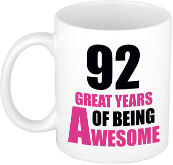 Bellatio Decorations 92 great years of being awesome cadeau mok / beker wit en roze - verjaardagscadeau 92 jaar - feest mokken