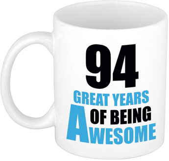 Bellatio Decorations 94 great years of being awesome cadeau mok / beker wit en blauw - verjaardagscadeau 94 jaar - feest mokken