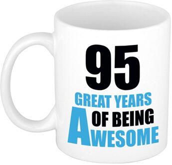 Bellatio Decorations 95 great years of being awesome cadeau mok / beker wit en blauw - verjaardagscadeau 95 jaar - feest mokken