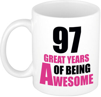 Bellatio Decorations 97 great years of being awesome cadeau mok / beker wit en roze - verjaardagscadeau 97 jaar - feest mokken