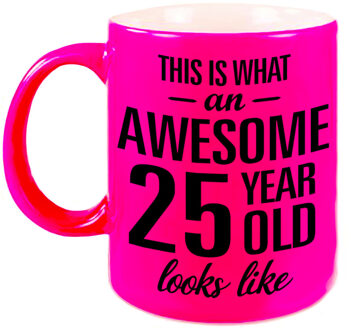 Bellatio Decorations Awesome 25 year cadeau mok / beker neon roze 330 ml