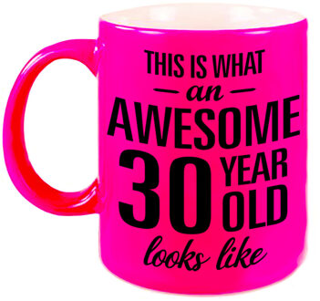 Bellatio Decorations Awesome 30 year cadeau - verjaardag - koffiemok - drinkbeker - neon roze - 330 ml