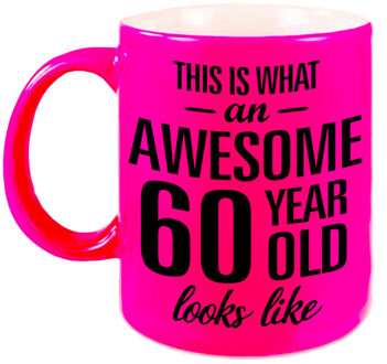 Bellatio Decorations Awesome 60 year cadeau mok / beker neon roze 330 ml Oranje