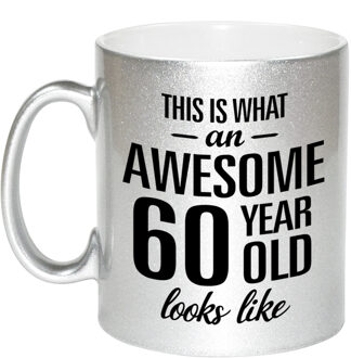 Bellatio Decorations Awesome 60 year cadeau mok / beker zilver 330 ml