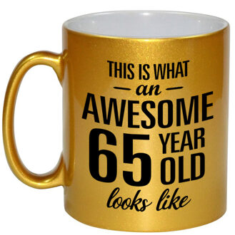 Bellatio Decorations Awesome 65 year cadeau mok / beker goud 330 ml