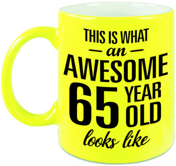 Bellatio Decorations Awesome 65 year cadeau mok / beker neon geel 330 ml