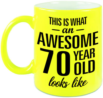 Bellatio Decorations Awesome 70 year verjaardag cadeau - koffiemok - beker - neon geel - 330 ml