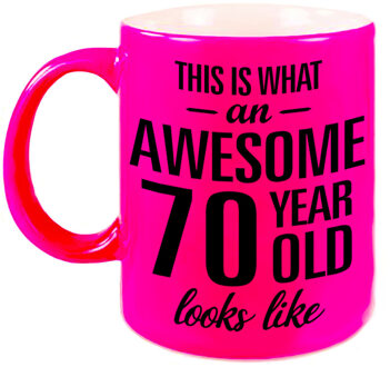 Bellatio Decorations Awesome 70 year verjaardag cadeau - koffiemok - beker - neon roze - 330 ml